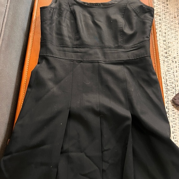 SALE: THEORY ABOVE THE KNEE pleated  ZIPPER size 2 - Picture 5 of 6